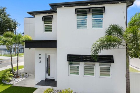 House in Tampa, Florida 4 bedrooms, 245.73 sq.m. № 2348169