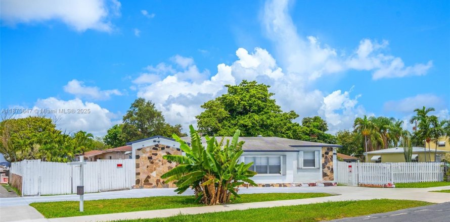 House in Hallandale Beach, Florida 4 bedrooms, 131.64 sq.m. № 1895529