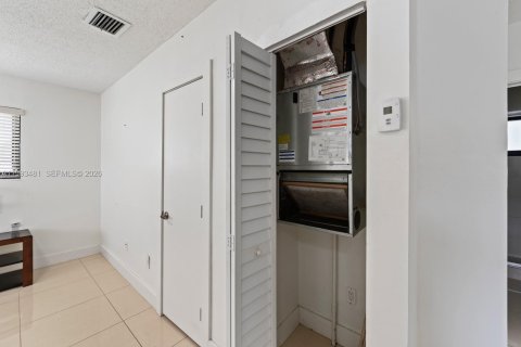 Casa en alquiler en Miami, Florida, 1 dormitorio, 47.84 m2 № 2055460 - foto 13