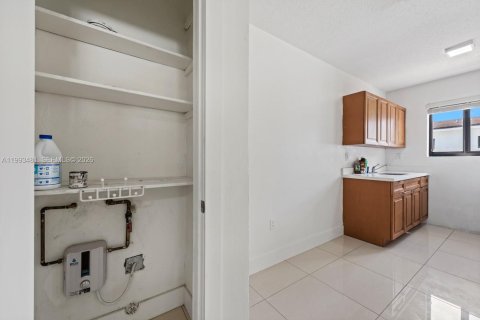 Casa en alquiler en Miami, Florida, 1 dormitorio, 47.84 m2 № 2055460 - foto 12