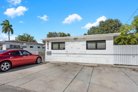 Casa en alquiler en Miami, Florida, 1 dormitorio, 47.84 m2 № 2055460 - foto 2