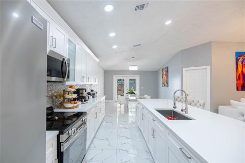 House in Tampa, Florida 3 bedrooms, 151.62 sq.m. № 2133236 - photo 10