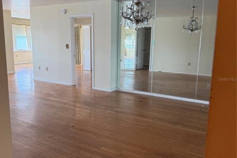 Condo in Saint Petersburg, Florida, 2 bedrooms  № 2323289 - photo 6
