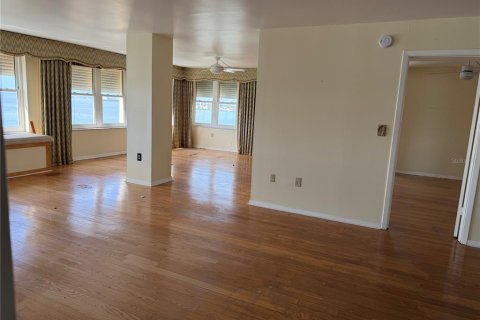 Condo in Saint Petersburg, Florida, 2 bedrooms  № 2323289 - photo 7