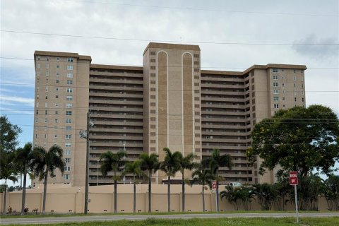 Condo in Saint Petersburg, Florida, 2 bedrooms  № 2323289 - photo 2