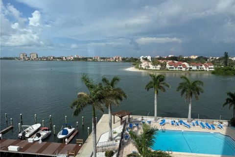 Condo in Saint Petersburg, Florida, 2 bedrooms  № 2323289