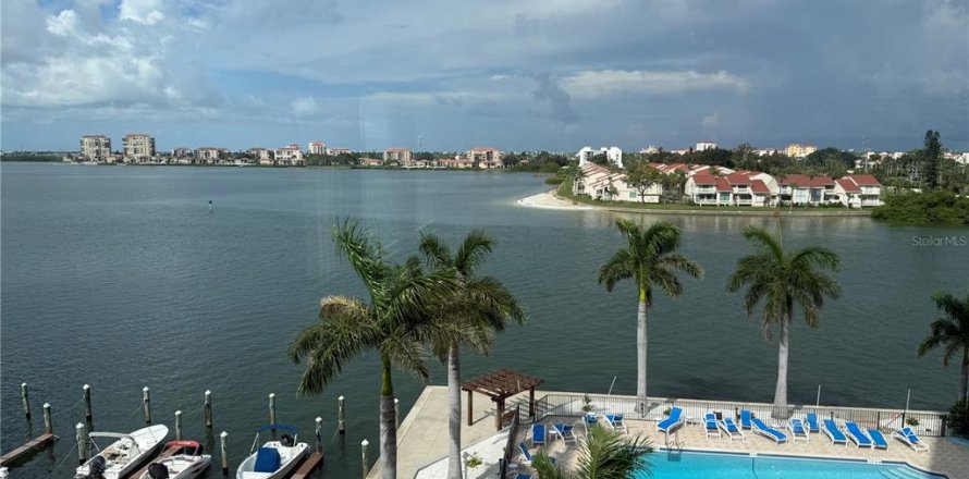 Condo in Saint Petersburg, Florida, 2 bedrooms  № 2323289