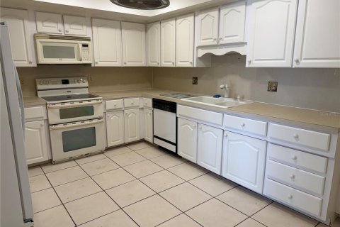 Condo in Saint Petersburg, Florida, 2 bedrooms  № 2323289 - photo 10
