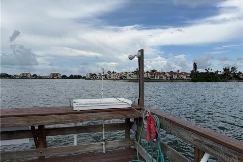 Condo in Saint Petersburg, Florida, 2 bedrooms  № 2323289 - photo 13