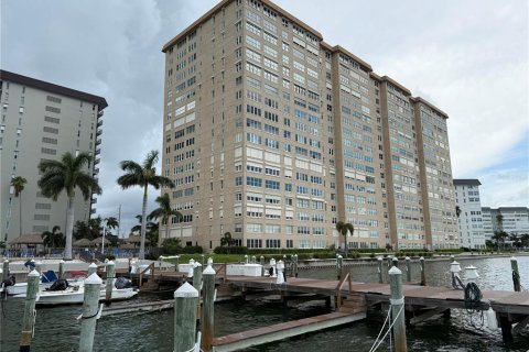 Condo in Saint Petersburg, Florida, 2 bedrooms  № 2323289 - photo 12