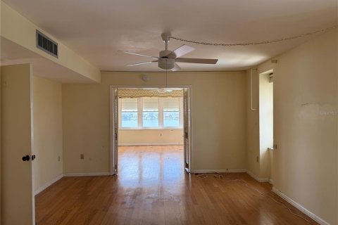 Condo in Saint Petersburg, Florida, 2 bedrooms  № 2323289 - photo 8