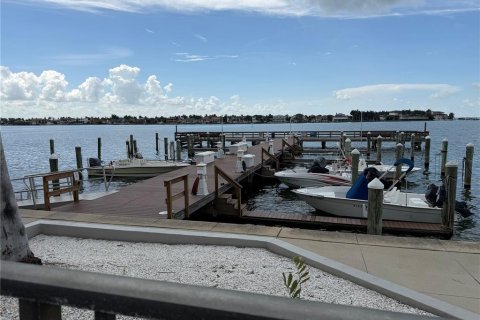 Condo in Saint Petersburg, Florida, 2 bedrooms  № 2323289 - photo 11