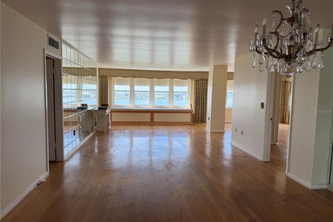 Condo in Saint Petersburg, Florida, 2 bedrooms  № 2323289 - photo 9