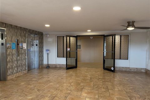 Condo in Saint Petersburg, Florida, 2 bedrooms  № 2323289 - photo 4