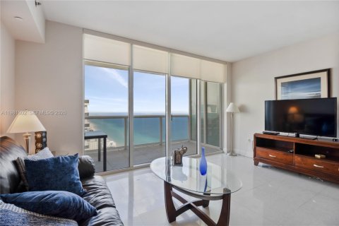 Condo in Hallandale Beach, Florida, 1 bedroom  № 2052937