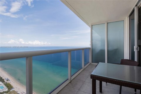 Condo in Hallandale Beach, Florida, 1 bedroom  № 2052937 - photo 15