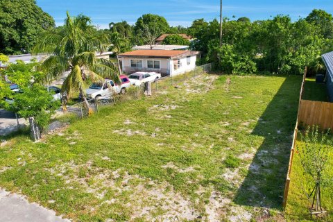 Commercial property in Lake Worth, Florida № 2250213