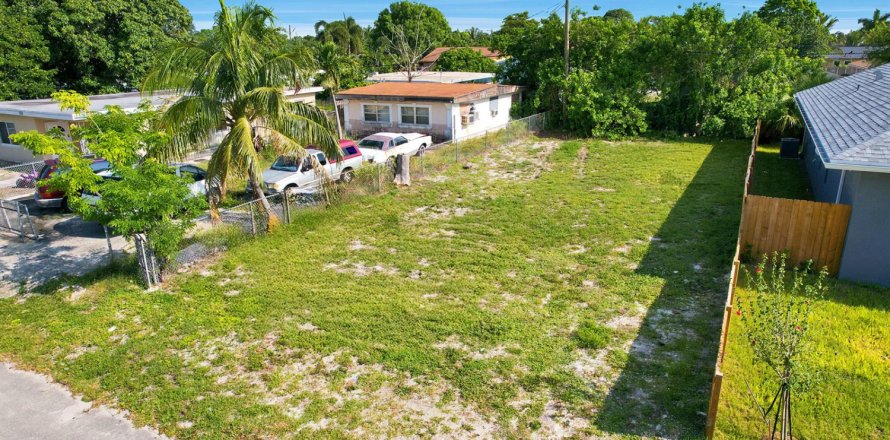 Commercial property in Lake Worth, Florida № 2250213