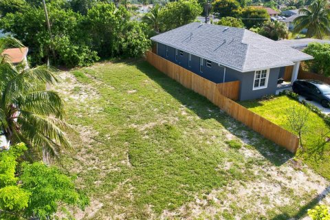 Commercial property in Lake Worth, Florida № 2250213 - photo 2