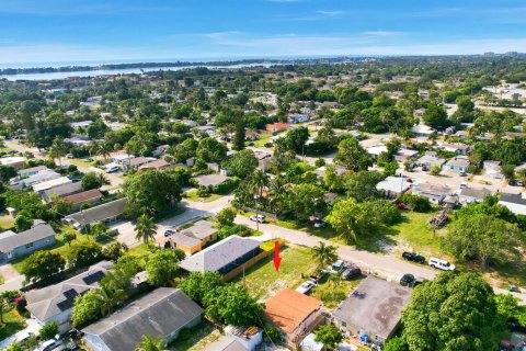 Commercial property in Lake Worth, Florida № 2250213 - photo 12