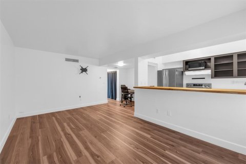 Condo in Maitland, Florida, 1 bedroom № 2143090 - photo 9