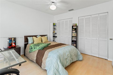 House in Hialeah, Florida 3 bedrooms, 170.66 sq.m. № 1948320 - photo 18