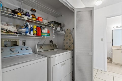 House in Hialeah, Florida 3 bedrooms, 170.66 sq.m. № 1948320 - photo 22