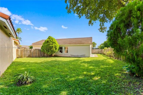 House in Hialeah, Florida 3 bedrooms, 170.66 sq.m. № 1948320 - photo 2