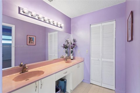 House in Hialeah, Florida 3 bedrooms, 170.66 sq.m. № 1948320 - photo 17