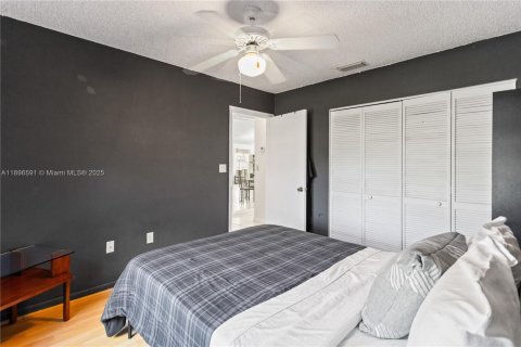 House in Hialeah, Florida 3 bedrooms, 170.66 sq.m. № 1948320 - photo 21