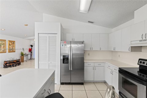 House in Hialeah, Florida 3 bedrooms, 170.66 sq.m. № 1948320 - photo 9