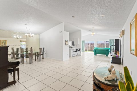 House in Hialeah, Florida 3 bedrooms, 170.66 sq.m. № 1948320 - photo 3