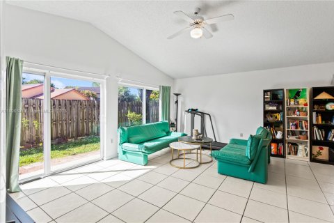 House in Hialeah, Florida 3 bedrooms, 170.66 sq.m. № 1948320 - photo 12