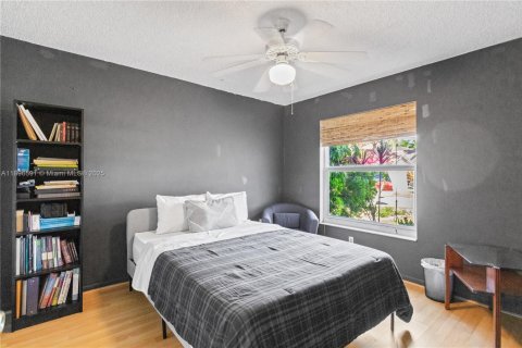 House in Hialeah, Florida 3 bedrooms, 170.66 sq.m. № 1948320 - photo 20