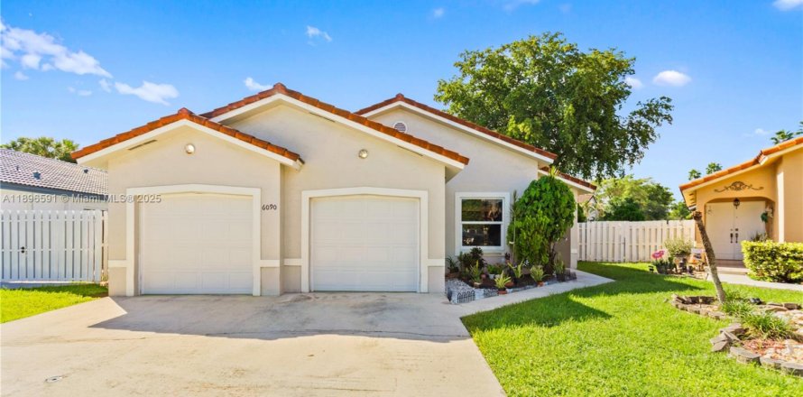 House in Hialeah, Florida 3 bedrooms, 170.66 sq.m. № 1948320