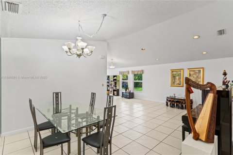 House in Hialeah, Florida 3 bedrooms, 170.66 sq.m. № 1948320 - photo 8