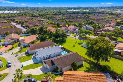House in Hialeah, Florida 3 bedrooms, 170.66 sq.m. № 1948320 - photo 26