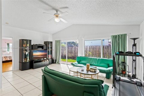 House in Hialeah, Florida 3 bedrooms, 170.66 sq.m. № 1948320 - photo 13