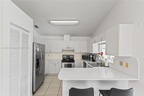 House in Hialeah, Florida 3 bedrooms, 170.66 sq.m. № 1948320 - photo 10