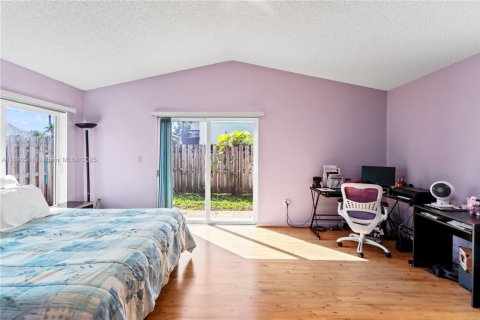 House in Hialeah, Florida 3 bedrooms, 170.66 sq.m. № 1948320 - photo 16