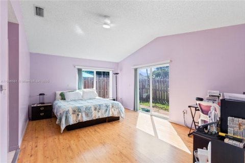 House in Hialeah, Florida 3 bedrooms, 170.66 sq.m. № 1948320 - photo 14
