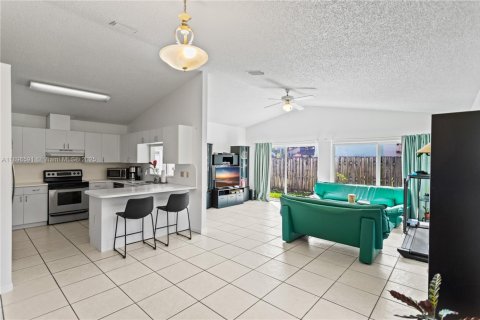 House in Hialeah, Florida 3 bedrooms, 170.66 sq.m. № 1948320 - photo 6