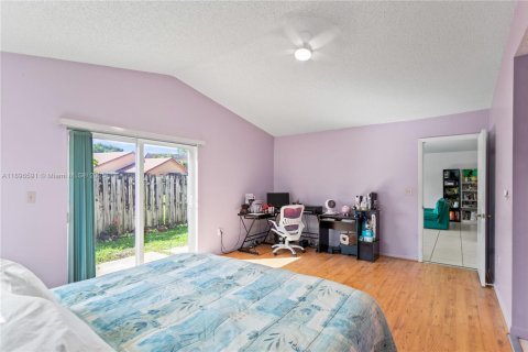 House in Hialeah, Florida 3 bedrooms, 170.66 sq.m. № 1948320 - photo 15