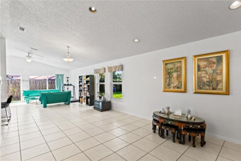 House in Hialeah, Florida 3 bedrooms, 170.66 sq.m. № 1948320 - photo 5