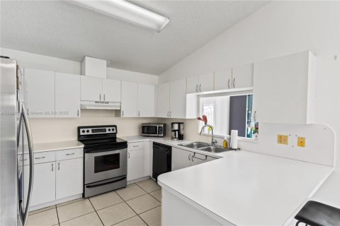 House in Hialeah, Florida 3 bedrooms, 170.66 sq.m. № 1948320 - photo 11