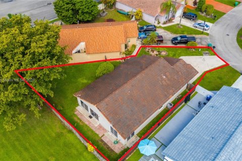 House in Hialeah, Florida 3 bedrooms, 170.66 sq.m. № 1948320 - photo 29