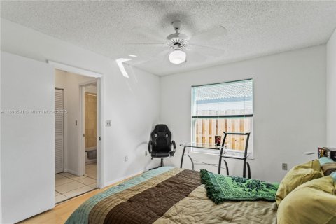 House in Hialeah, Florida 3 bedrooms, 170.66 sq.m. № 1948320 - photo 19