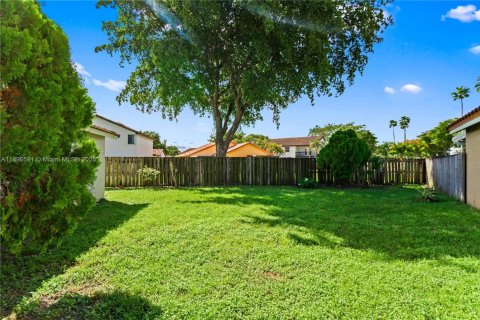 House in Hialeah, Florida 3 bedrooms, 170.66 sq.m. № 1948320 - photo 23