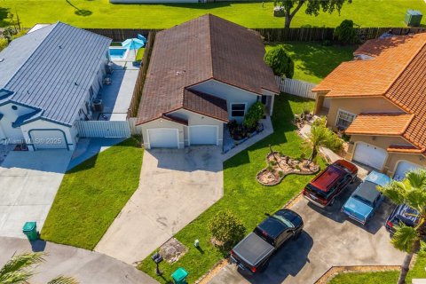 House in Hialeah, Florida 3 bedrooms, 170.66 sq.m. № 1948320 - photo 25