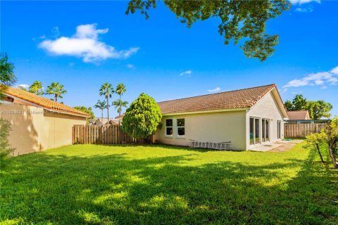 House in Hialeah, Florida 3 bedrooms, 170.66 sq.m. № 1948320 - photo 24